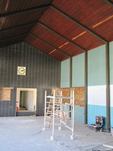 Wartesaal und Fahrkartenausgabe am Beginn der Umbaumaßnahmen (03.03.2010)