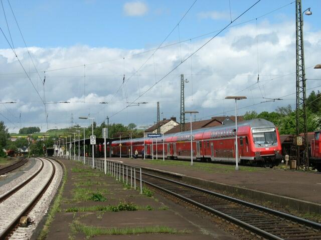 Bahnhof Stadtallendorf: Die Bahnsteige vor dem Umbau (21.05.2006)