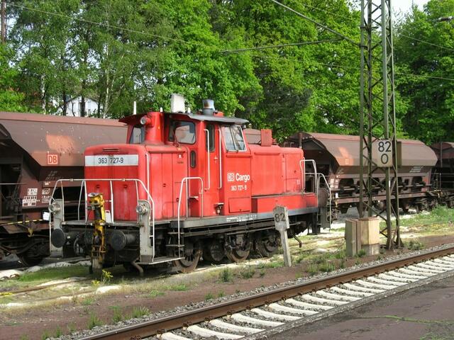 Entladung von Quarzsand am Bahnhof Stadtallendorf, Dieselloks der Baureihe V60 sind mittlerweile aus dem Rangierdienst verschwunden (14.05.2006)