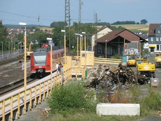 Umbau der Bahnsteige, auf den ehemaligen Stumpfgleisen ist ein Behelfsbahnsteig errichtet worden (01.08.2009)