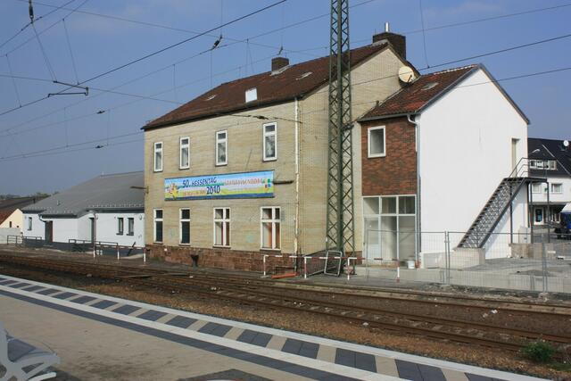 Erhaltener Teil des Bahnhofsgebäudes und der zur Fahrradabstellanlage umgebaute Wartesaal (13.10.2010)