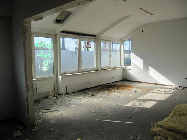 Wartesaal und Fahrkartenausgabe am Beginn der Umbaumaßnahmen (03.03.2010)