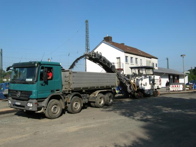 Abfräsen der Asphaltdecke am nördlichen Bahnhofsvorplatz (22.06.2010)