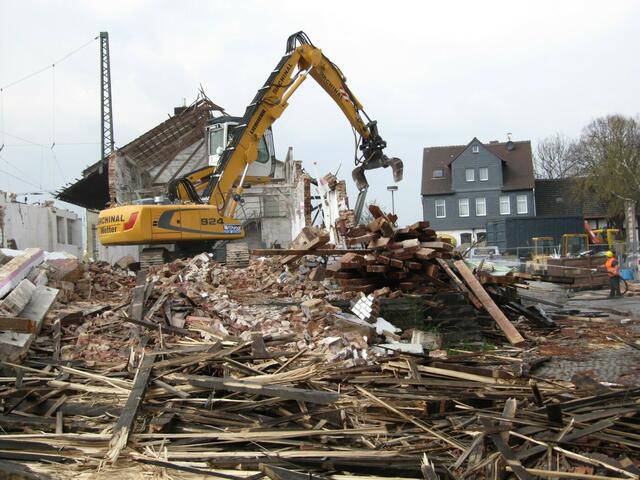 Abbruch des Güterschuppens (14.04.2010)