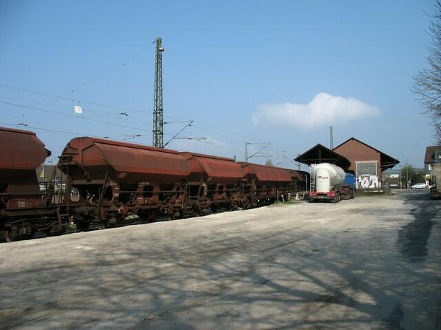 Entladung von Quarzsand am Bahnhof Stadtallendorf (23.04.2006)
