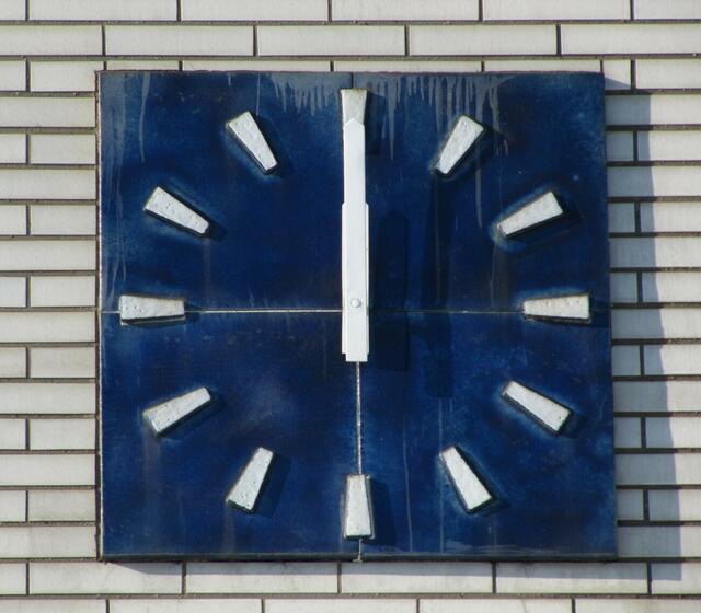 Die Uhr an der Außenseite des Bahnhofsgebäudes funktioniert nicht mehr