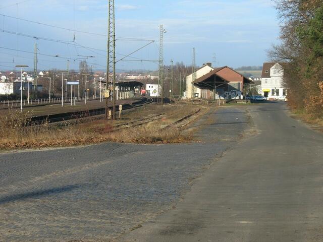 Blick auf den Mittelbahnsteig, die ehemalige Ladestraße und den Güterschuppen (14.12.2008)