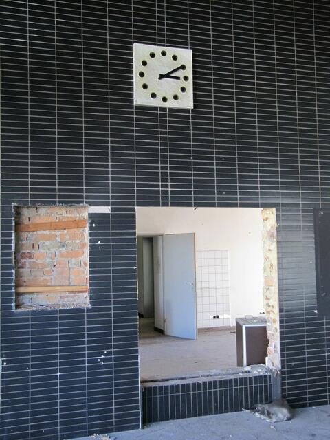 Wartesaal und Fahrkartenausgabe am Beginn der Umbaumaßnahmen (03.03.2010)