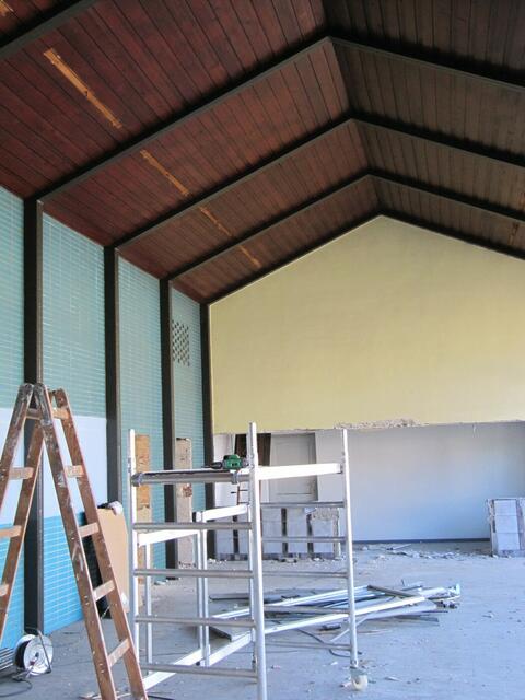 Wartesaal und Fahrkartenausgabe am Beginn der Umbaumaßnahmen (03.03.2010)