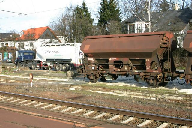 Entladung von Quarzsand am Bahnhof Stadtallendorf (09.01.2005)