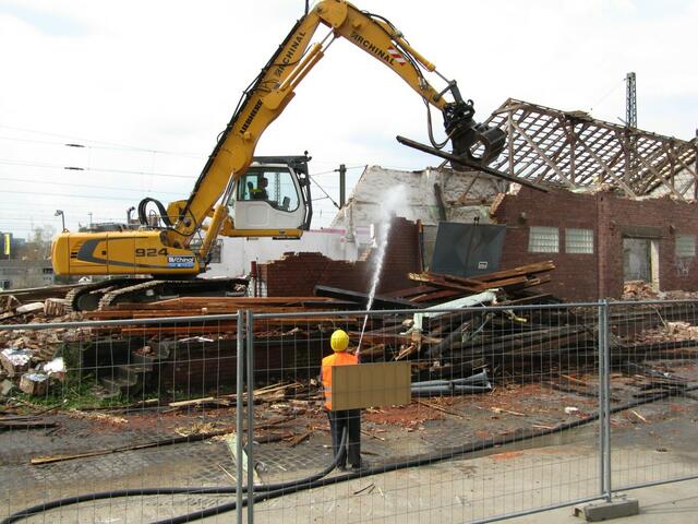 Abbruch des Güterschuppens (14.04.2010)
