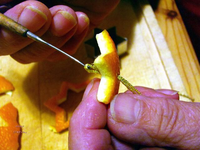 Der kleine muß gleich ein Loch und einen Faden bekommen. Wenn er hart ist wird er davon kaputtbrechen.