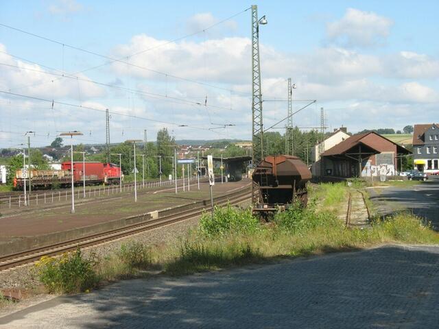 Blick auf den Mittelbahnsteig, die ehemalige Ladestraße und den Güterschuppen (23.07.2008)