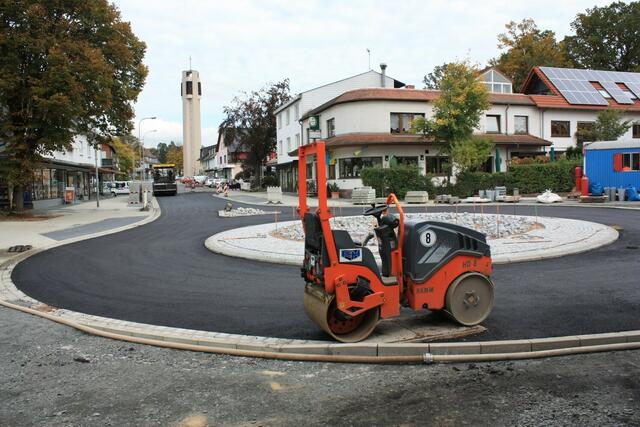 Der neu gebaute Kreisverkehrsplatz wird asphaltiert (06.10.2010)