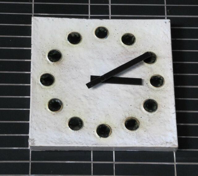 Uhr im Design der sechziger Jahre im ehemaligen Wartesaal (03.03.2010)