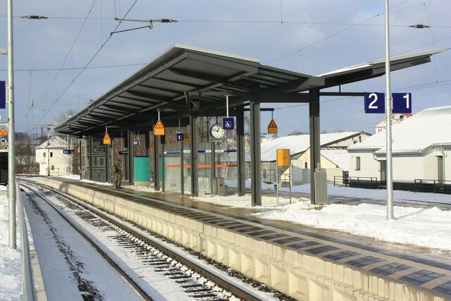 Bahnhof Stadtallendorf: Neue Bahnsteigüberdachung (17.12.2010)