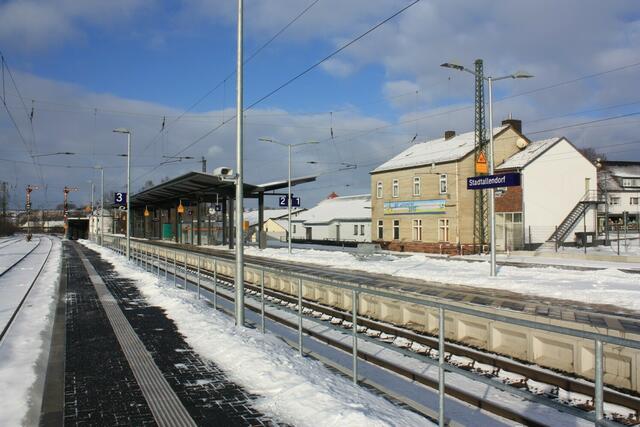 Bahnhof Stadtallendorf: Bahnsteige und Bahnhofsgebäude nach dem Umbau (17.12.2010)