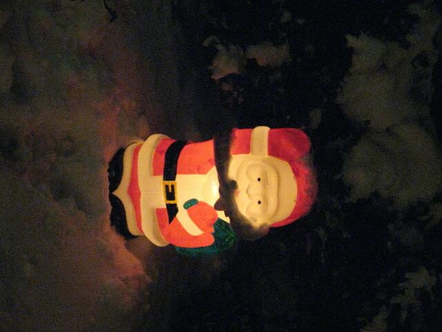 Dem kleinen Weihnachtsmann wurde ein Schal gegen die Kälte umgelegt!
