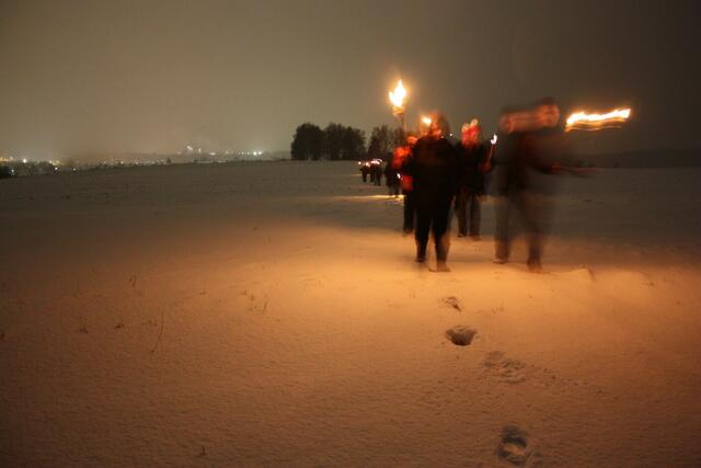 Wanderung durchs verschneite Feld