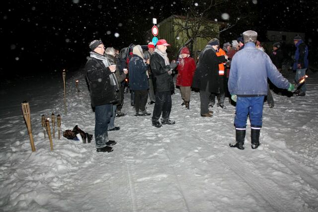 Glühweintrinken am Dorf