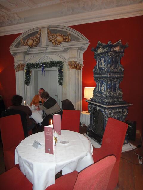 roter Salon mit Ofen