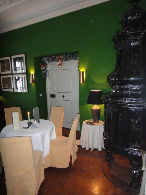 grüner Salon mit Ofen