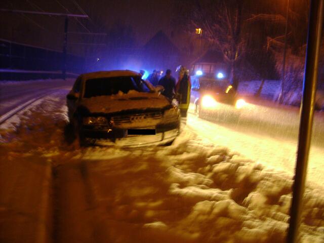 ...ab in den tiefen Schnee aufs Gleisbett....
