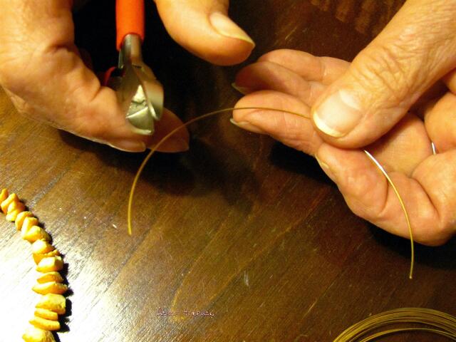 Ca. 12 cm Golddraht abschneiden