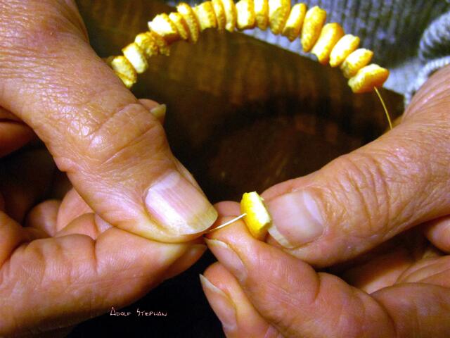 O-Stückchen mit dem Draht immer von der gleichen Seite eng auffädeln