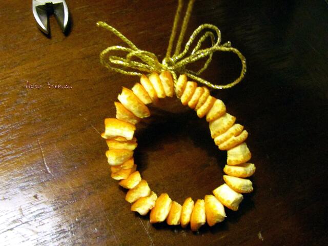 . . . fertig!  Sieht besonders schön aus, wenn es angetrocknet ist und der Golddraht dann durchscheint