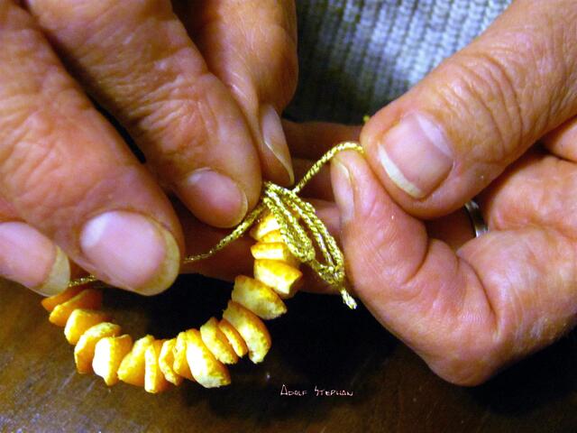 . .  und mit dem Hängeband festbinden