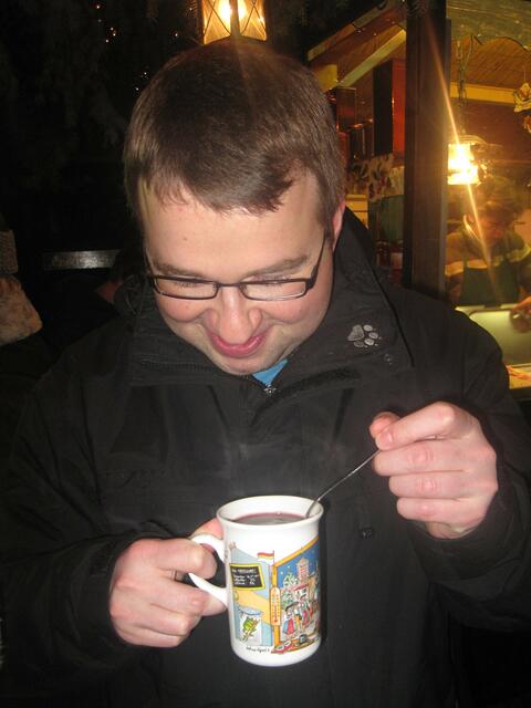 Jetzt wird der Gourmetglühwein getestet: Was schwimmt denn da drin?