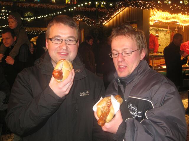 Wolfgang und Michi wissen es: Glühwein braucht eine Grundlage