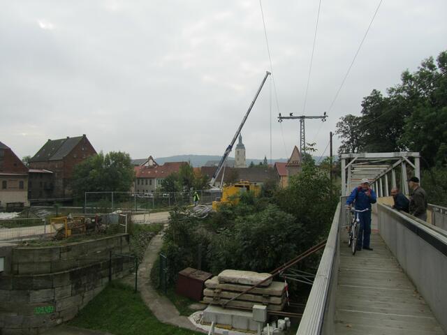 Begegnung auf der Behelfsbrücke