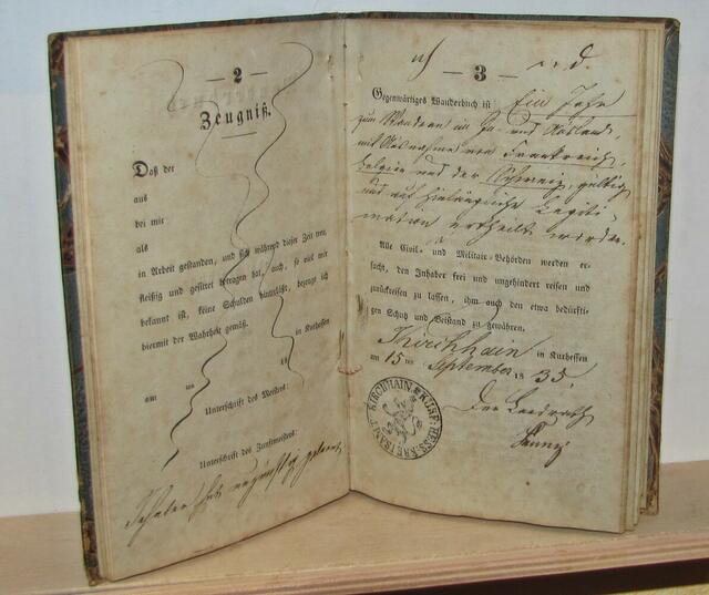 Ein Wanderbuch mit dem Datum 15. September 1835 und dem Siegel der Kreisstadt Kirchhain und der Unterschrift des Landrats.