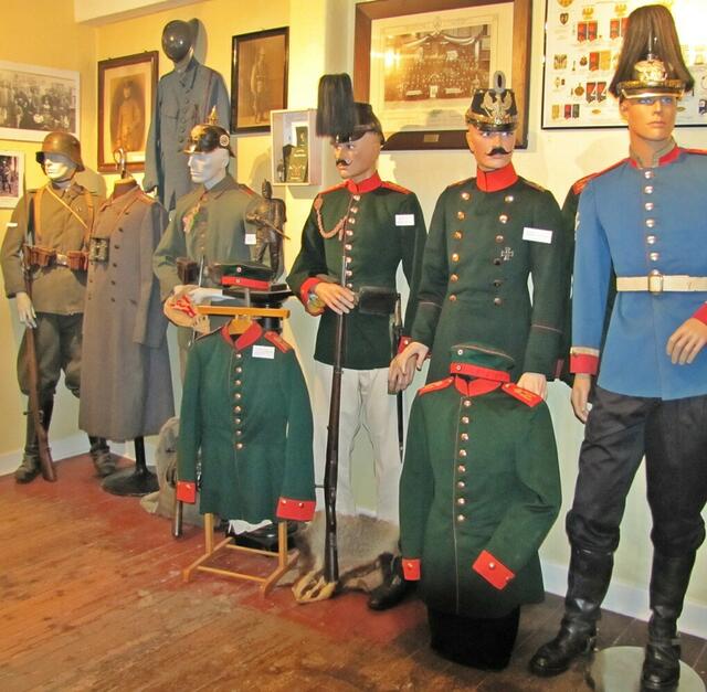 Die Uniformen des Kurhessischen Jägerbataillons aus Marburg sind hier neben den Uniformen des 1. Weltkrieges zu sehen.
