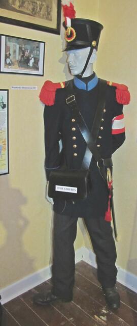 Die Uniform der Kurhessischen Bürgergarde Kirchhain. Wer keine Uniform besaß, trug nur die Armbinde.