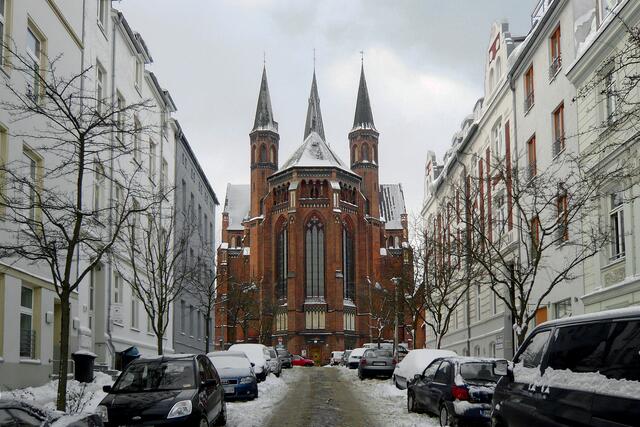 Die Moritz-Wiggers-Straße im Stadtteil Paulsstadt, im Hintergrund die St.-Pauls-Kirche