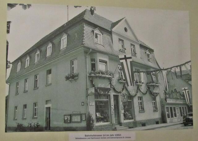 Diese Aufnahme aus dem Jahre 1952 zeigt das Haus in der heutigen Bahnhofstraße 14 in Kirchhain. Durch den Seiteneingang betrat man die Zahnarztpraxis Drücke und im vorderen Bereich das Schreibwarengeschäft Schütz.