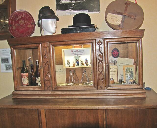 In diesem Schrank sind u. a. Ausstellungsstücke der Kaufmannsfamilie Diehl zu sehen.