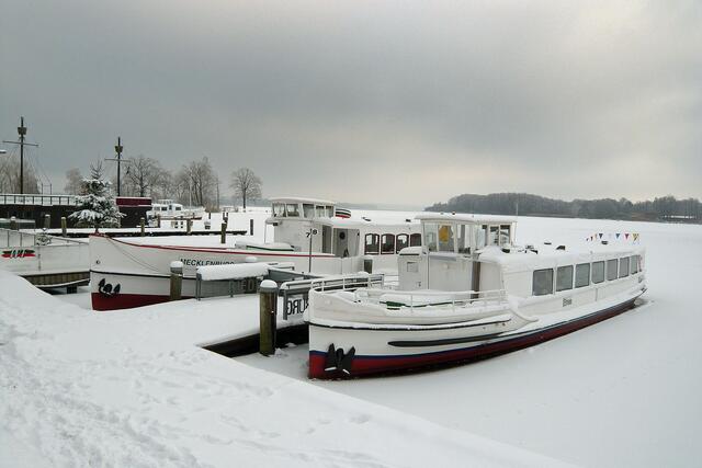 Fahrgastschiffe der Weißen Flotte an der Anlegestelle Werderstraße