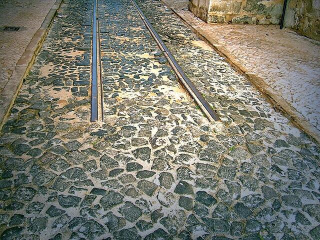 Schienen, auf denen einst die Linie 28 gefahren ist. Schienen, auf denen der  Romanheld Raimund Gregorius wohl auch gegangen zu sein scheint ... (Nachtzug nach Lissabon)