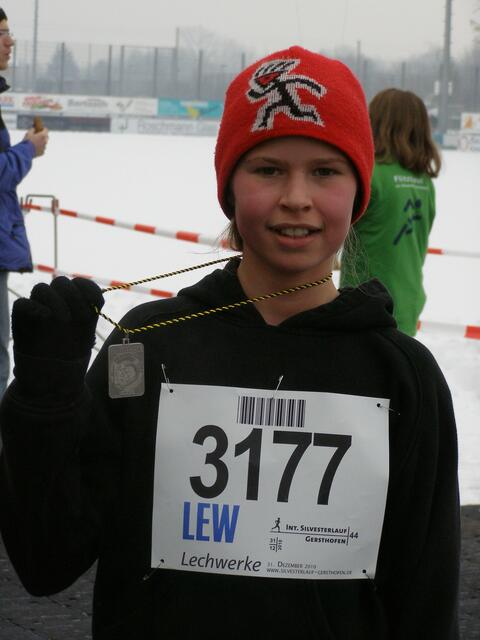 Franziska Wohletz mit ihrer Medaille nach dem Schülerlauf