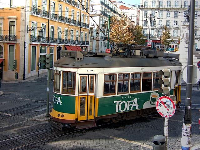 Zitat: "Wie wäre es möglich, dachte Gregorius, dass er in der hundertjährigen Trambahn durch das abendliche Lissabon fuhr und dabei das Gefühl hatte, als bräche er jetzt, mit einer Verspätung von achtunddreißig Jahren, doch noch nach Isfahan auf?"