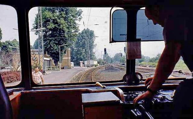 "Eschwege West" - kurz vor dem Start nach Eschwege - Der Kapitän nimmt seinen Platz ein -- auch diese Strecke wurde nicht gerettet (ca. 1985)  -- nur die Vernunft ließ sie jetzt wiederbelebt werden