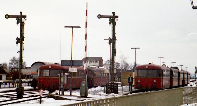 Rechts ein 5-Wagen-Zug (mehr als 2x3 war technisch nicht möglich) -- Heide/Holstein (Jan. 1986)