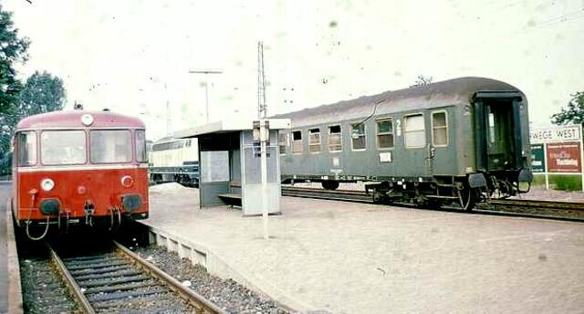 "Eschwege West" - In Ermagelung eines Retters musste der übermotorisierte Zug rechts die einsame Tour nach Kassel unternehmen (ca. 1985)