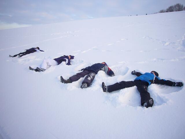 Beim Schneeengel machen