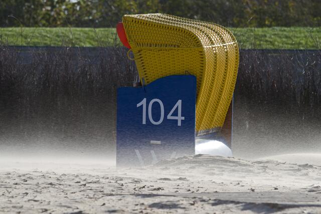 Strandkorb im Sandsturm