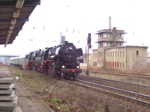 52 8154-8 und 35 1097 Durchfahrt im Bhf Naumburg/Saale Hbf